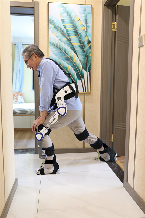 (图)用户可在新松下肢外骨骼训练器辅助下,完成蹲起,提膝,弓步等日常